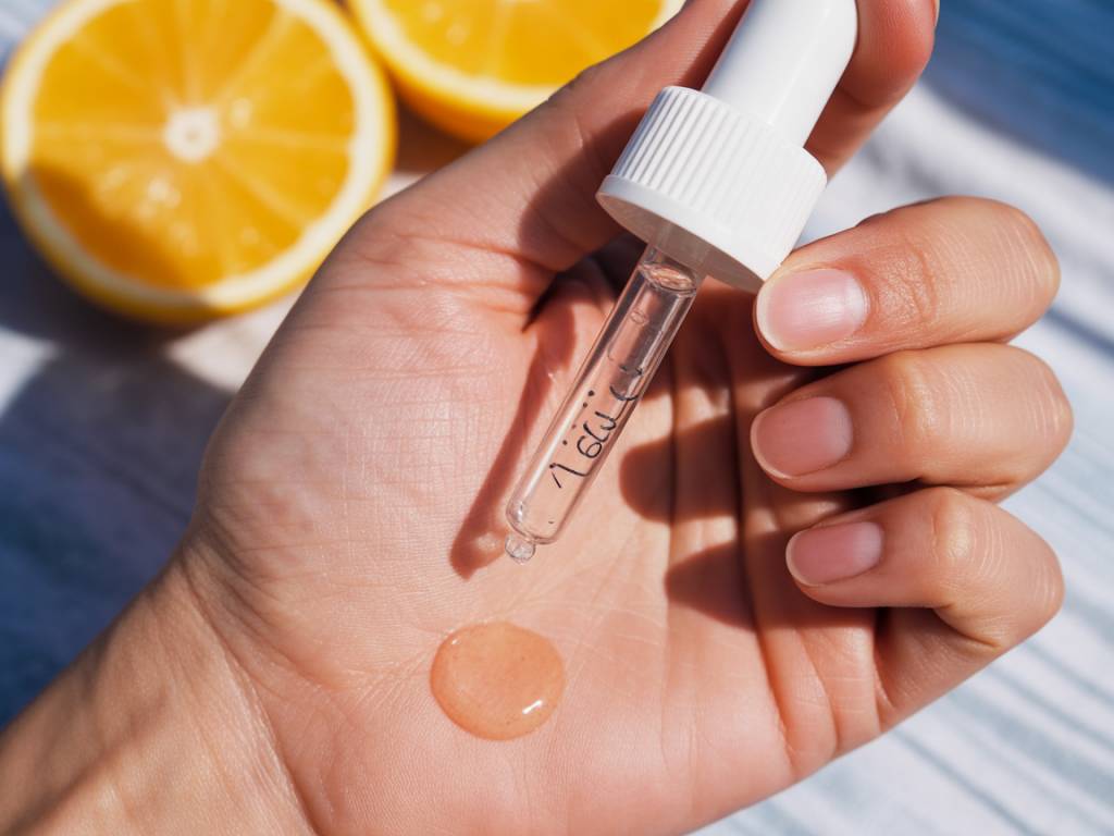 Serum vitamine C : une solution naturelle pour un teint lumineux